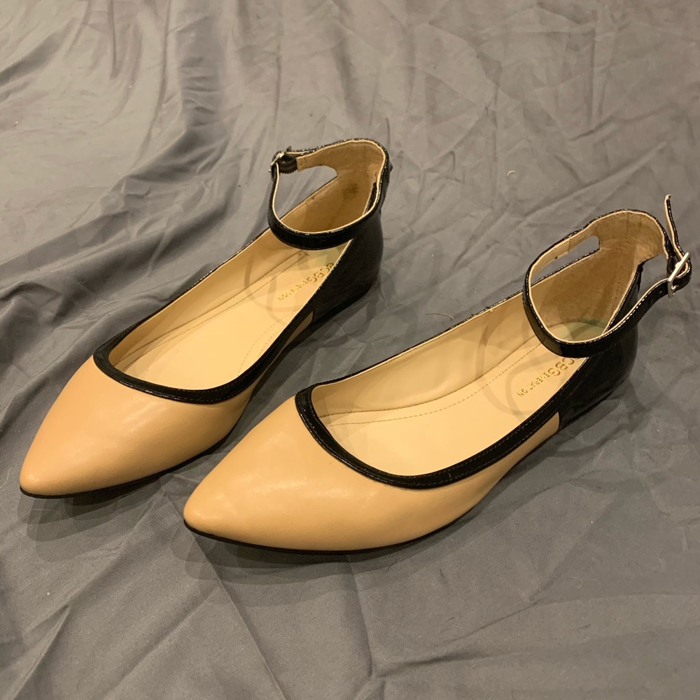 BCBGeneration nude/black patent leather flat